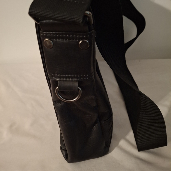 Kenneth Cole Reaction Black Leather Messenger Bag with Structured Design - Picture 8 of 11